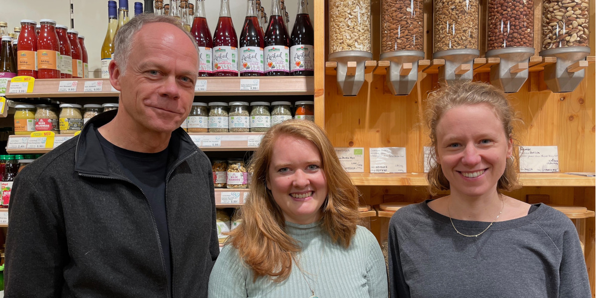 Gruppenbild: v.l.n.r. Prof. Dr. Jens Pape; Paula Wörteler, Michaela Hilger von der Beratungs- und Vernetzungsstelle Verpackungsreduktion in Brandenburg 