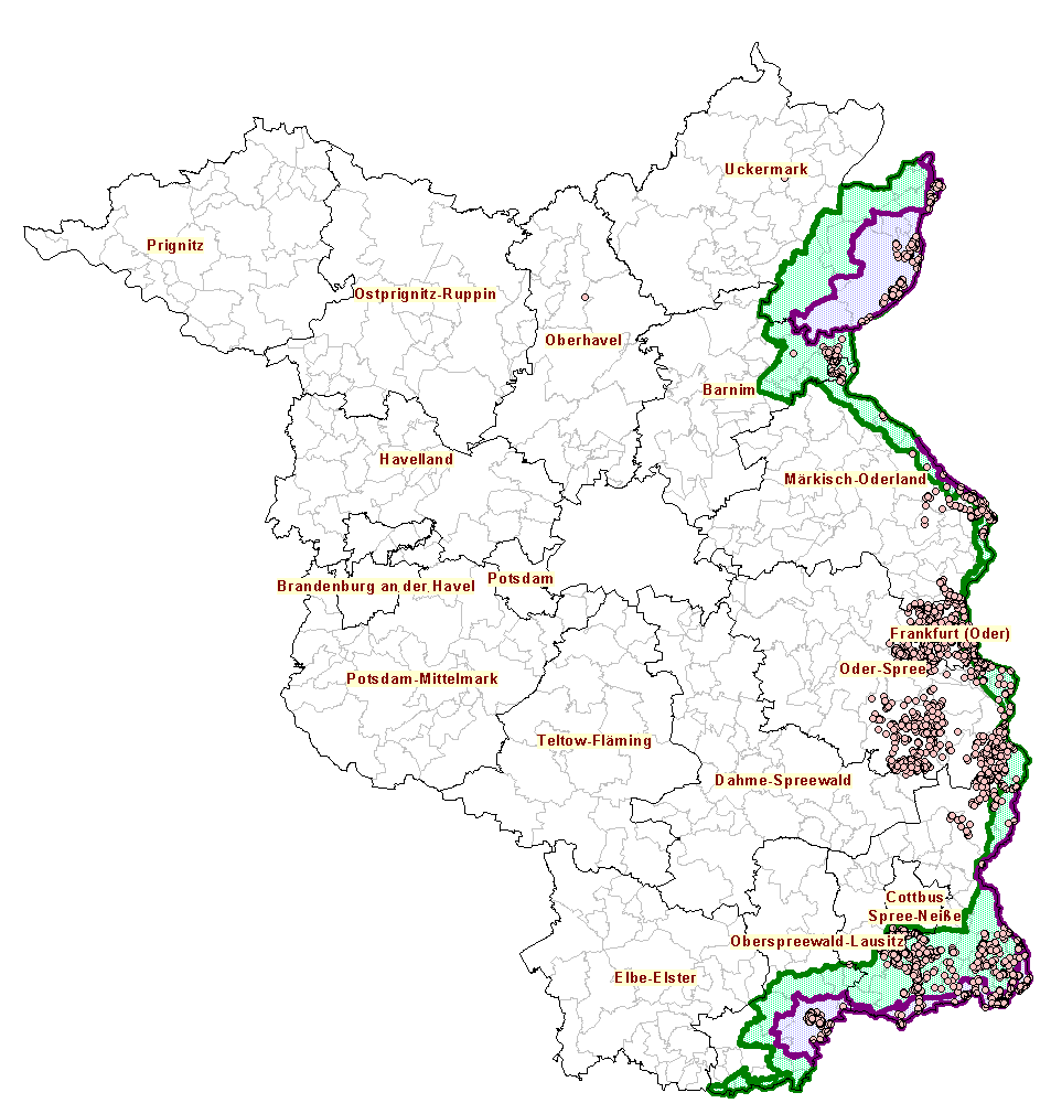 Bild:   Gesamtübersicht der Sperrzonen I, II und infizierter Zone sowie Kerngebiet 6 mit Weißer Zone und alle ASP-Ausbrüche seit 10.09.2020 im Land Brandenburg  Mit der am 23.11.2024 in Kraft getretenen Durchführungsverordnung 2023/594 zur Bekämpfung der Afrikanischen Schweinepest, wurde die Sperrzone II in den Landkreisen Spree-Neiße und Oberspreewald-Lausitz anteilig aufgehoben und in Sperrzone I überführt sowie die Sperrzone I in den Landkreisen Märkisch-Oderland, Oder-Spree, Spree-Neiße, Oberspreewald-Lausitz, Dahme-Spreewald und in der kreisfreien Stadt Frankfurt/Oder anteilig aufgehoben und in freies Gebiet überführt. Die Tierseuchenallgemeinverfügungen der Landkreise/kreisfreien Stadt wurden nach Veröffentlichung des Rechtsaktes entsprechend veröffentlicht und in Kraft gesetzt. Genauere Informationen erteilen die jeweiligen Landkreise/kreisfreie Stadt.