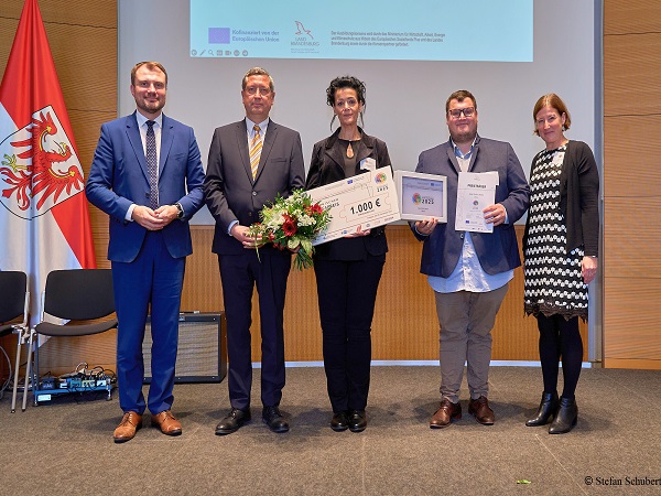 Staatssekretär Dr. Stephan Nickisch überreicht gemeinsam mit Brandenburgs Wirtschafts- und Arbeitsminister Daniel Keller die Auszeichnung an die Vertreter der Agrar GmbH Lebusa.