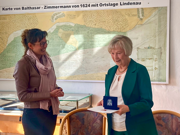 Ministerin Hanka Mittelstädt überreichte die Verdienstmedaille des Landes Brandenburg an Rosemarie Hänel. Ministerin Hanka Mittelstädt überreichte die Verdienstmedaille des Landes Brandenburg an Rosemarie Hänel.
