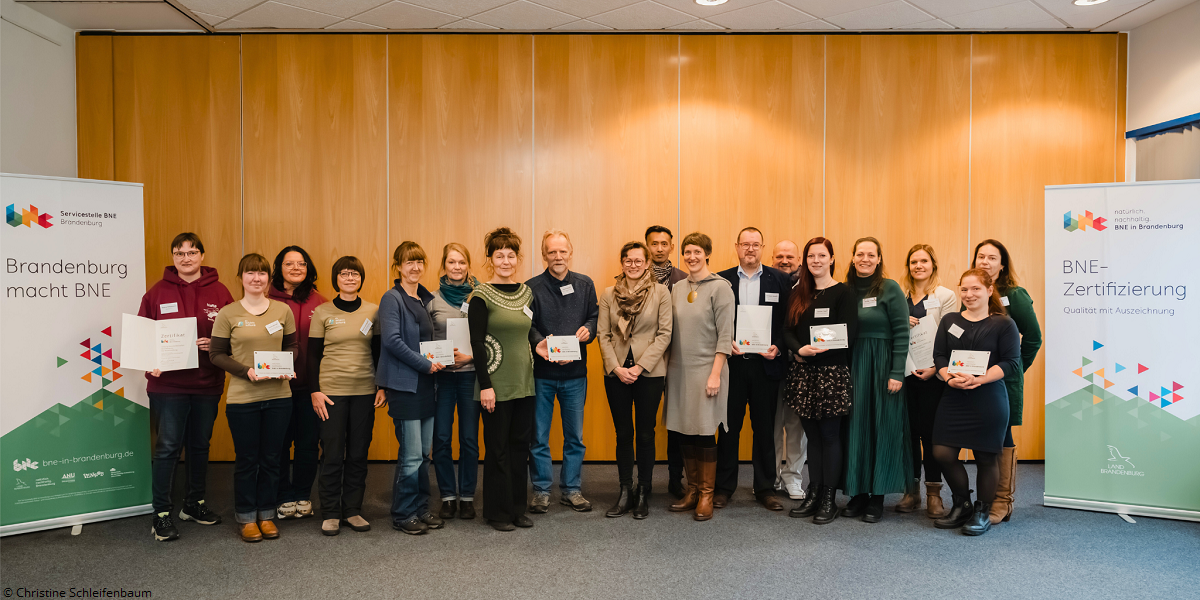 Ministerin Hanka Mittelstädt mit den ausgezeichneten Einrichtungen des Jahres 2025. (Quelle Christiane Schleifenbaum)