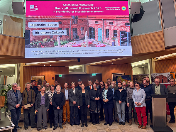 Dr. Stephan Nickisch und Infrastrukturstaatssekretärin Dr. Ina Bartmann gemeinsam mit den Ausgezeichneten bei der Preiseübergabe im Paul-Wunderlich-Haus in Eberswalde. (Quelle: MLEUV/Matthias Bruck)