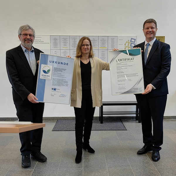 18. Januar 2023: Minister Axel Vogel und Staatssekretärin Anja Boudon halten zusammen mit Jens Werthwein, Geschäftsführer Wirtschaft, IHK Potsdam die EMAS-Urkunde und das Zertifikat ins Bild..