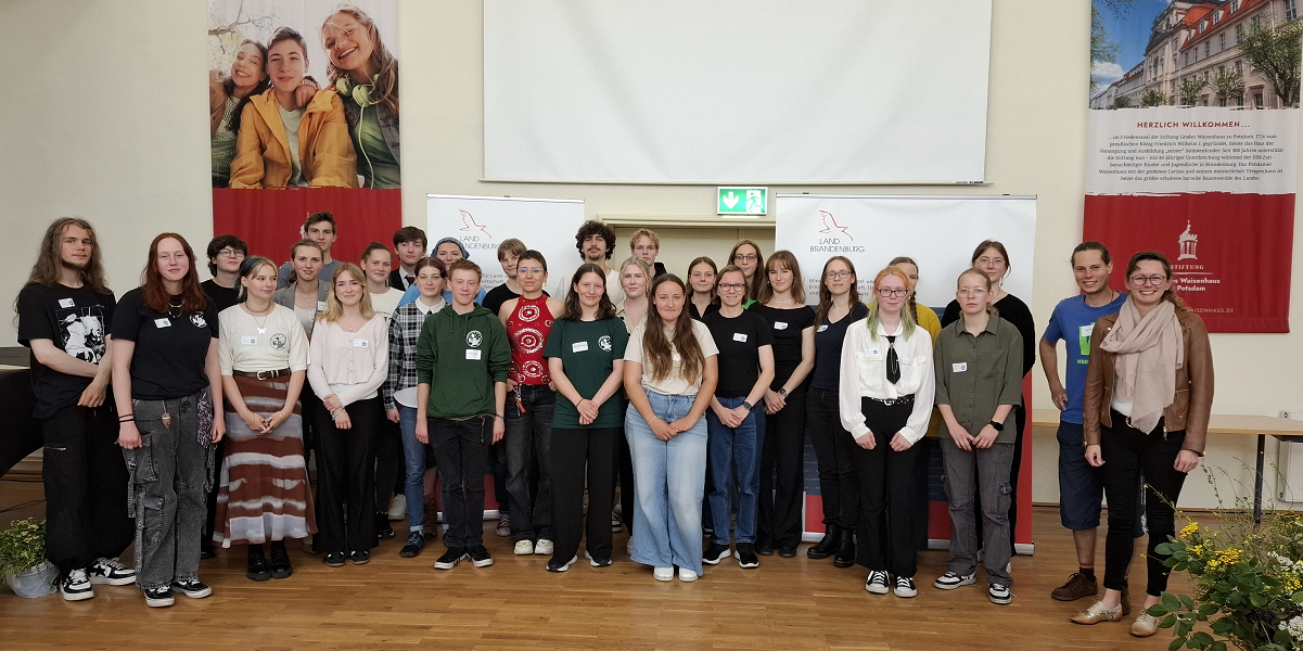 Gruppenfoto der Absolventen des Freiwilligen Ökologischen Jahres (FÖJ) 2024/25 mit Ministerin Mittelstädt.