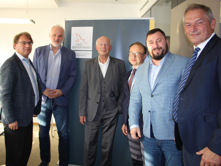 Gruppenbild der Teilnehmenden des Fachgesprächs zur Forschungszusammenarbeit (von links nach rechts): Dr. Jens-Uwe Schade, Prof. Hans Joachim Schellnhuber, Dr. Piotr Kułyk, Arkadiusz Dąbrowski, Eduard Krassa.