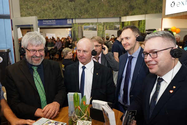 Von links nach rechts: Vizemarschall Kolodzie, Vizemarschall  Rosinski, Sejm-Abgeordneter Tomczyszyn, Vizemarschall Boguslawski und Minister Vogel, nehmen eine Kostprobe von Brandenburgs regionalen Weinen