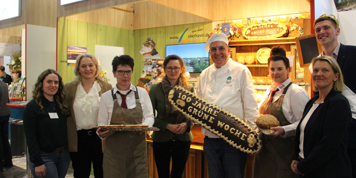 Ministerin Mittelstädt mit Ausstellern der Bäckerei und Konditorei Plentz und einem besonderen Jubiläumsbrot: "100 Jahre Grüne Woche"