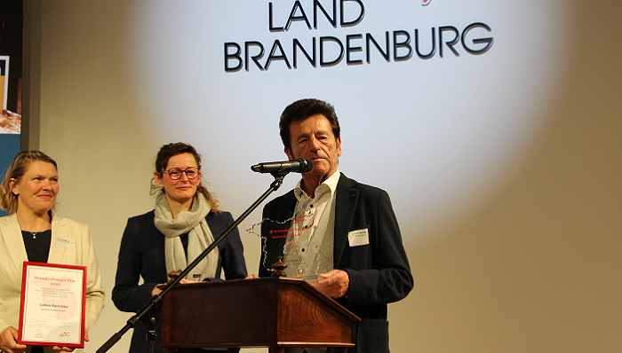 Ausgezeichnet für sein Lebenswerk: Lothar Parnitzke mit dem "Brandenburg Star", neben Ernährungswirtschaftsministerin Mittelstädt und pro-agro-Vorsitzende Dorothee Berger. (Quelle: Martin Metzen/MLEUV)