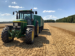 Getreideernte Traktor mit Anhänger.