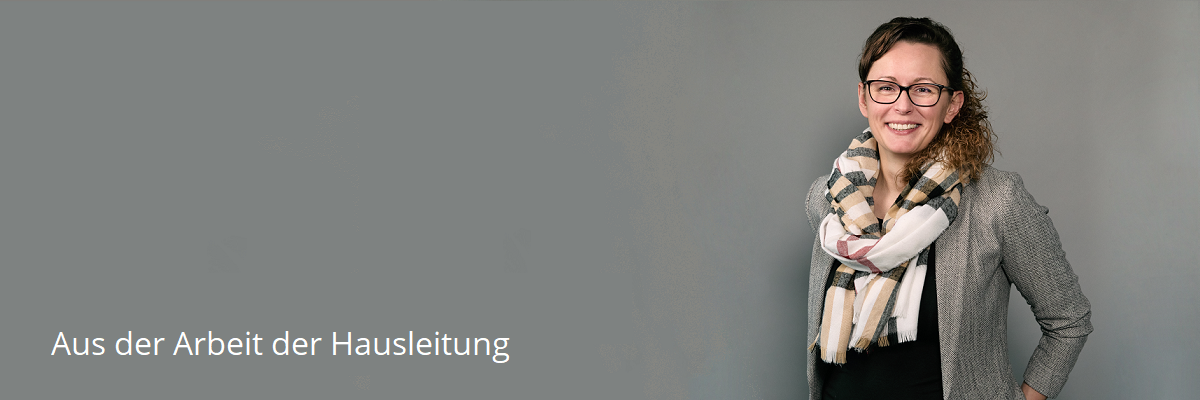 Ministerin Hanka Mittelstädt vor grauem Hintergrund rechts im Bild. Sie lächelt in die Kamera. (© Fabian Schellhorn). Links steht der Schriftzug in weiß: Aus der Arbeit der Hausleitung