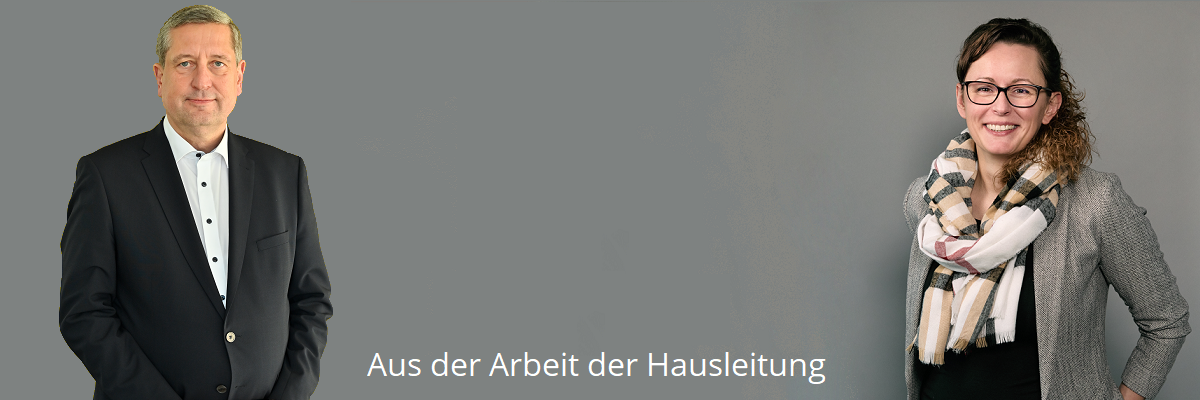 Staatssekretär Dr. Stephan Nickisch (links im Bild, Foto Michael Lüder) und Ministerin Hanka Mittelstädt vor grauem Hintergrund (rechts im Bild, Foto Fabian Schellhorn) Sie lächelt in die Kamera. In der Mitte steht der Schriftzug in weiß: Aus der Arbeit der Hausleitung