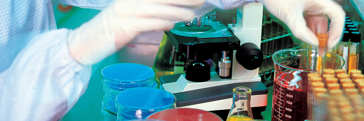 Proben von Chemikalien werden im Labor untersucht. Im Labor: Verschiedene Proben werden untersucht