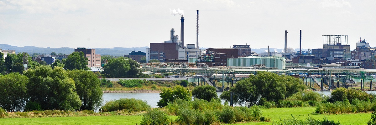 Blick auf eine am Wasser gelegene Industrielandschaft