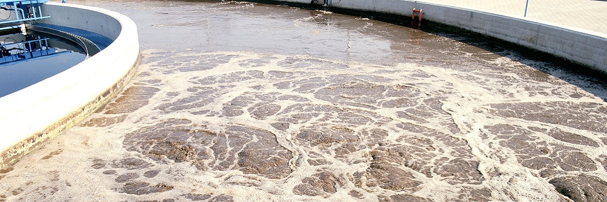 Klärbecken Kläranlage Vetschau: Auschnitt vom Abwasser im Becken