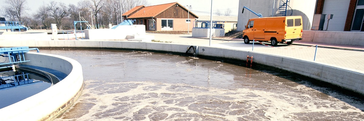 Blick auf ein Klärbecker der Kläranlage Vetschau.