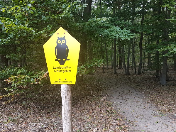 Ein Hinweisschild Landschaftsschutzgebiet Land Brandenburg am Beginn der Ravensberge in Postdam-Waldstadt