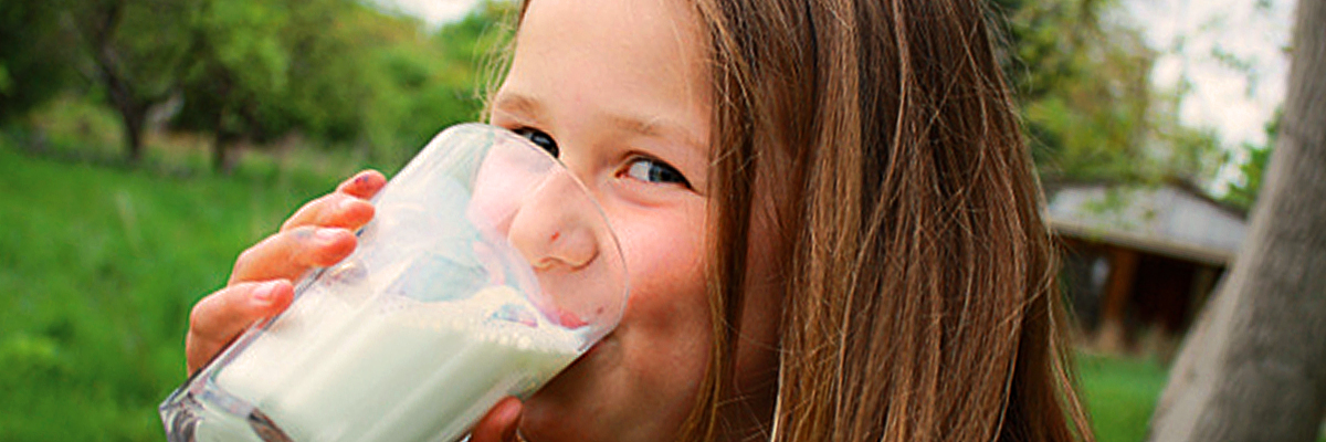 Mädchen trinkt ein Glas Milch