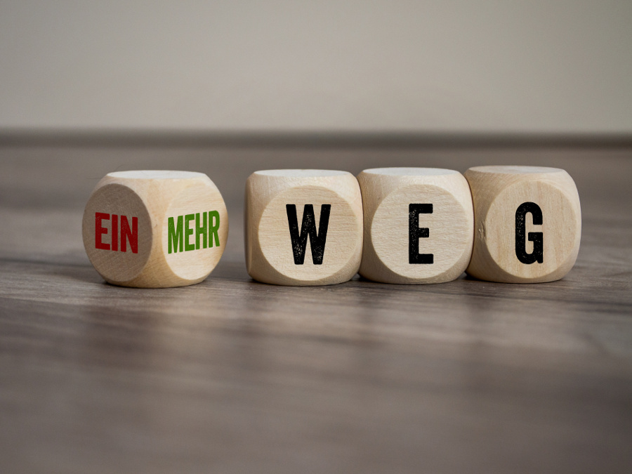 Würfel mit Buchstaben zeigen das Wort Mehrweg. 