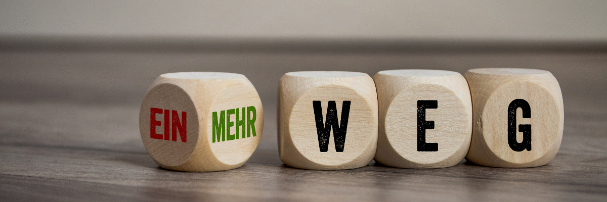 Würfel mit Buchstaben zeigen das Wort Mehrweg. 