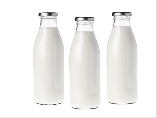Milchflaschen Drei Gefüllte, ungeöffnete Milchflaschen - isoliert auf weißem Hintergrund