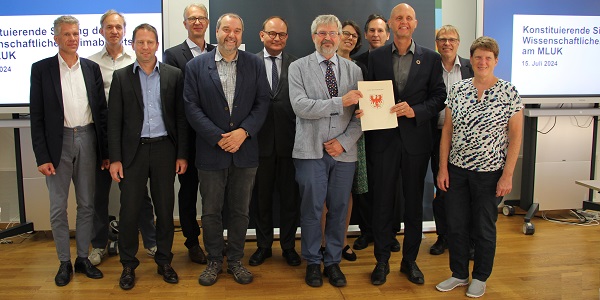 Die Mitglieder des wissenschaftlichen Klimabeirats auf der konstituierenden Sitzung am 15. Juli 2024 in Potsdam mit Minister Vogel und Prof. Edenhofer, wissenschaftlicher Direktor vom Potsdam-Institut für Klimafolgenforschung. Die Mitglieder des wissenschaftlichen Klimabeirats auf der konstituierenden Sitzung am 15.07.2024 in Potsdam mit Minister Vogel und Prof. Edenhofer, wissenschaftlicher Direktor vom PIK.