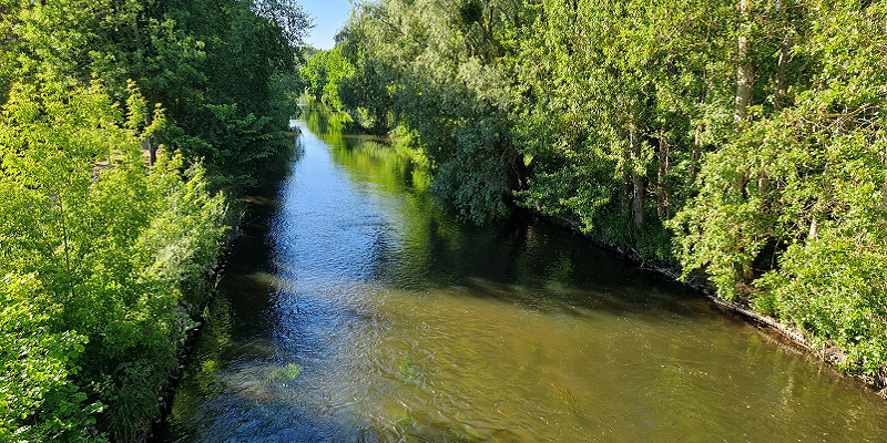 Blick auf die Nuthe in Potsdam entlang des Nuthe-Radweg im Schlaatz.