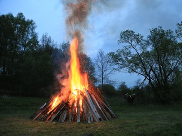 Blick auf ein brennendes Osterfeuer