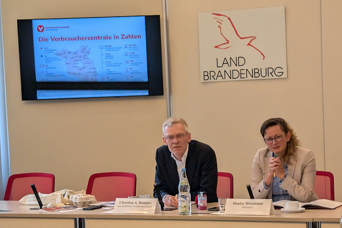 Ministerin Hanka Mittelstädt und VZB-Chef Christian A. Rumpke in der Pressekonferenz