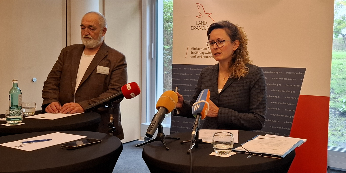 Ministerin Mittelstädt (rechts) berichtet der Presse von den ersten Ergebnissen der Auftaktveranstaltung (links im Bild: Pressesprecher Matthias Bruck). © MLEUV