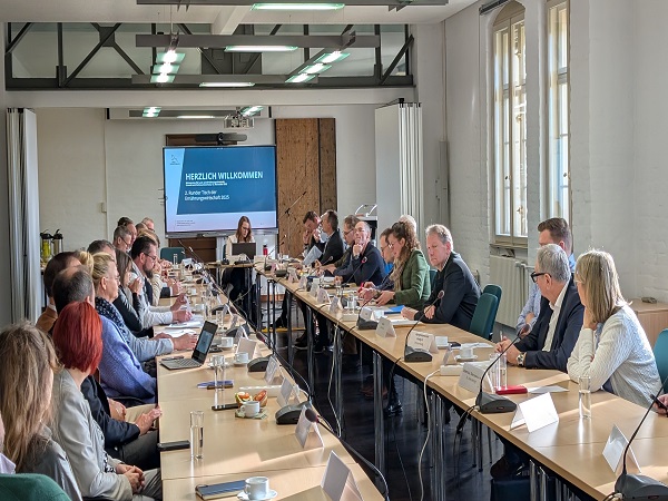 Mehrere Unternehmerinnen und Unternehmer aus Brandenburg folgten der Einladung von Ministerin Hanka Mittelstädt zum Runden Tisch der Ernährungswirtschaft in Potsdam. 