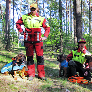 Zwei Schweißhundeführer mit ihren Hunden.