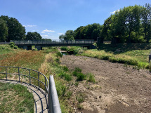 Trockener Flusslauf der Schwarzen Elster.