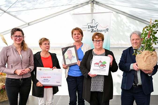 Landwirtschaftsministerin Hanka Mittelstädt gratuliert gemeinsam mit Herrn Graf, Geschäftsführer des Städte- und Gemeindebundes und Mitausrichter des Wettbewerbs, den Vertreterinnen und Vertretern von Kletzke zur Auszeichnung im Landeswettbewerb „Unser Dorf hat Zukunft". (Bild Kletzke)