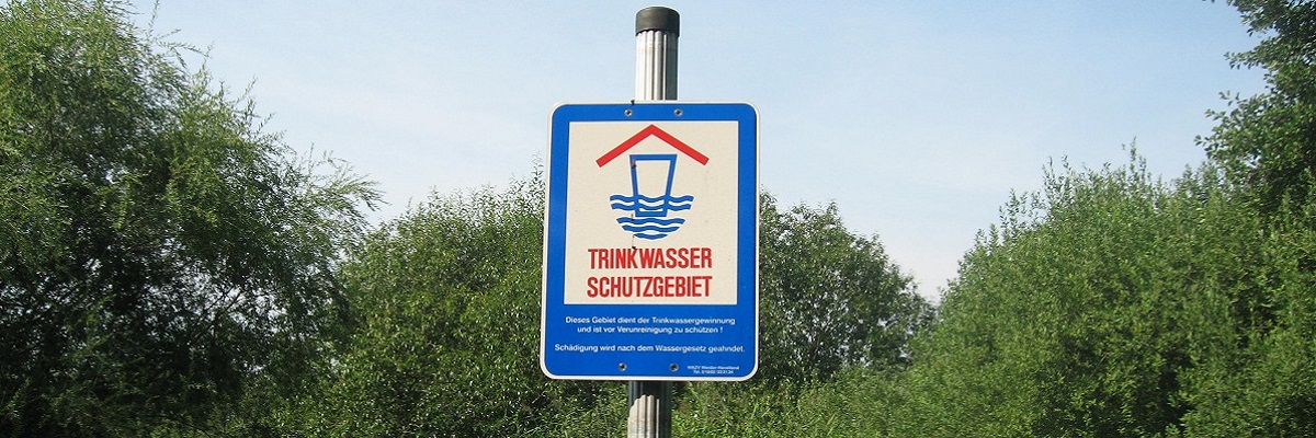 Blick auf Hinweisschild Wasserschutzgebiet am Plessower See in Werder (Havel)