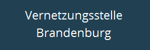 Blau-grauer Hintergrund mit weißem Schriftzug: Vernetzungsstelle Brandenburg