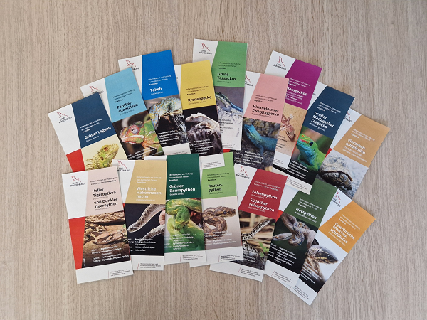 16 Flyer Flyer mit kompaktem Fachwissen zur Exotenhaltung liegen aufgefächert auf dem Tisch