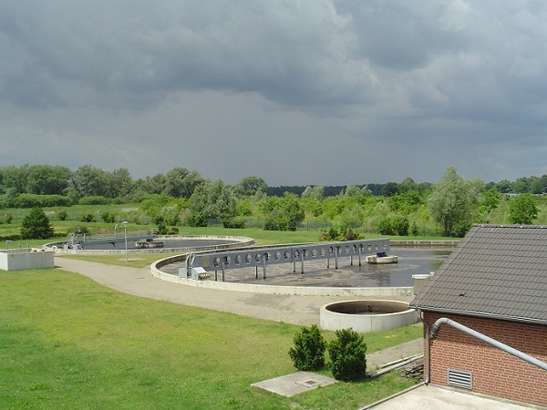 Blick auf die Klärbecken einer Kläranlage