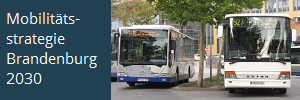 Banner mit Schriftzug Mobilitätsstrategie Brandenburg | Motiv Busbahnhof Potsdam