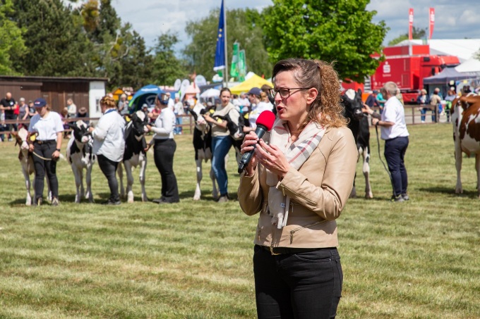 Ministerin Mittelstädt bei ihrer Eröffnungsrede zur BraLa 2025 - im Hintergrund Preisträger der Tierschau
