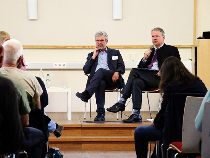 Leiter des Forstreferats (Dr. Carsten Leßner) und der damalige Minister Axel Vogel hören einem Bürger zu.