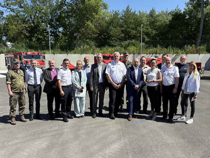 Gruppenbild vor der Waldbrandzentrale Süd