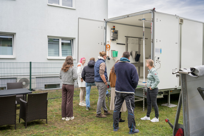 Teilnehmende besichtigen das Geflügelschlachtmobil