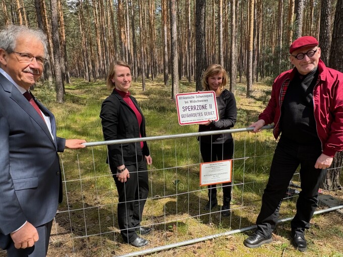 Landrat Harald Altekrüger, stellvertretende Amtstierärztin des Landkreises Oberspreewald-Lausitz Laura Schuster, stellvertretende Amtstierärztin des Landkreises Spree-Neiße Kathrin Thiele und Staatssekretär Gregor Beyer