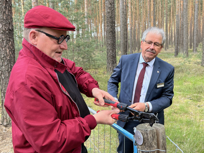 Staatssekretär Gregor Beyer und Landrat Harald Altekrüger beim Zaunabbau