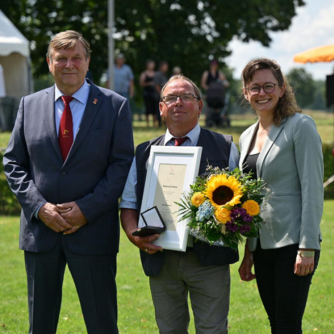 Ministerin Mittelstädt und Preisträger Detlef Schwolow (Mitte) sowie Wolfgang Jung, Vorsitzender Pferdezuchtverband Brandenburg-Anhalt e.V. (links) (Foto: bjoern-schroeder.de)