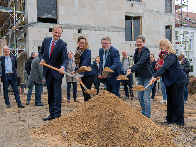 Ministerin Mittelstädt mit Vertretern der Gemeinde Wriezen und der Schulstiftung der EKBO und des Johanniterordens.