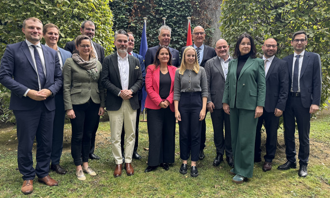 Ministerin Mittelstädt gemeinsam mit Ministerpräsident Woidke und den Mitgliedern der Brandenburger Landesregierung sowie Vertretern des Europaparlaments. 